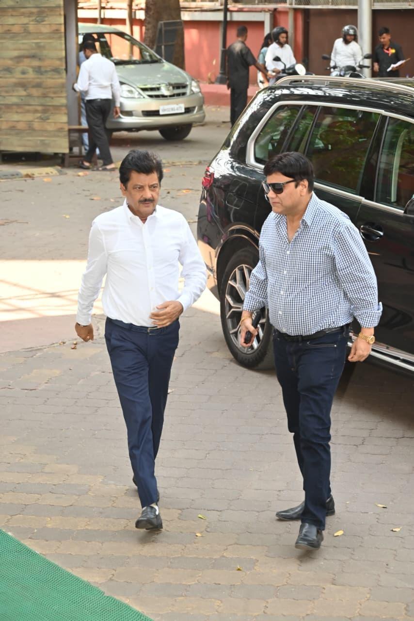 <p>Singer Udit Narayan, who had collaborated with Sulakshana on songs like Saagar Kinare Do Dil Hai Pyase, Kauthi Thilo Tume Kuho among others also arrived.</p> <p>Singer Udit Narayan, who had collaborated with Sulakshana on songs like Saagar Kinare Do Dil Hai Pyase, Kauthi Thilo Tume Kuho among others also arrived.</p>